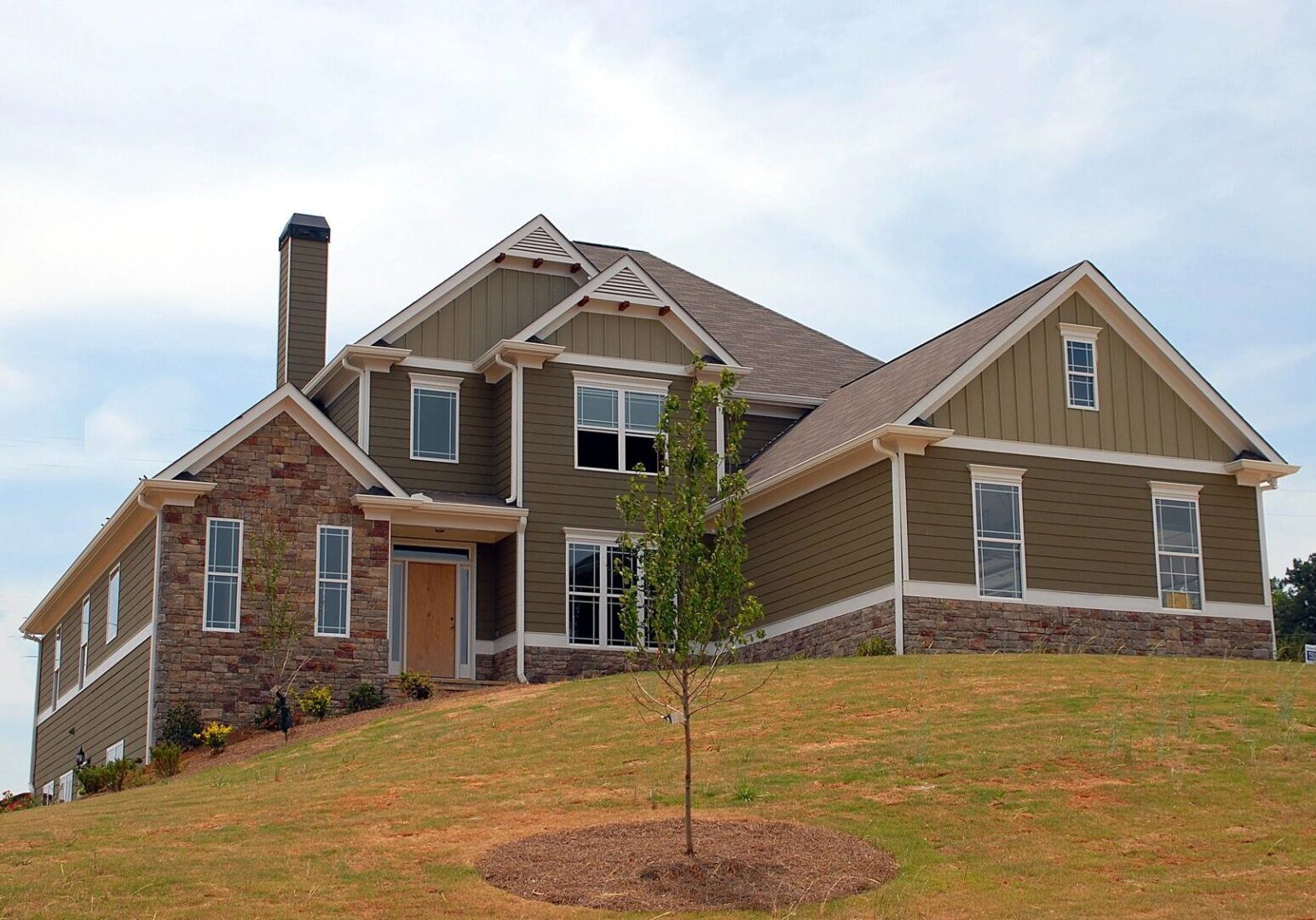 fm=f_110340 A large house sitting on top of a hill.